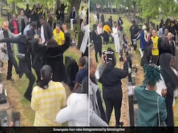 जब DJ की धुन पर थिरके अंतिम संस्कार में पहुंचे लोग, VIDEO देख सिर पकड़ लेंगे आप जब DJ की धुन पर थिरके अंतिम संस्कार में पहुंचे लोग, VIDEO देख सिर पकड़ लेंगे आप