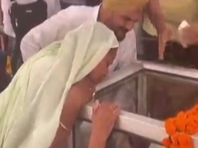 Singer Sidhu Moose Wala's Parents Hug Coffin In Tearful Goodbye
