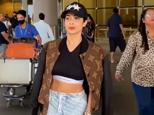 एक्ट्रेस मलाइका अरोरा एयरपोर्ट पर स्पॉट हुईं