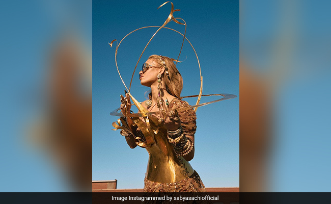 Met Gala 2022: Natasha Poonawalla's Look Reviewed By Kareena Kapoor, Malaika Arora And Other Friends