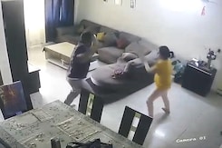 वीडियो: पत्नी ने पति को पीटा, युवक ने घरेलू हिंसा का आरोप लगाते हुए सुरक्षा मांगी वीडियो: पत्नी ने पति को पीटा, युवक ने घरेलू हिंसा का आरोप लगाते हुए सुरक्षा मांगी