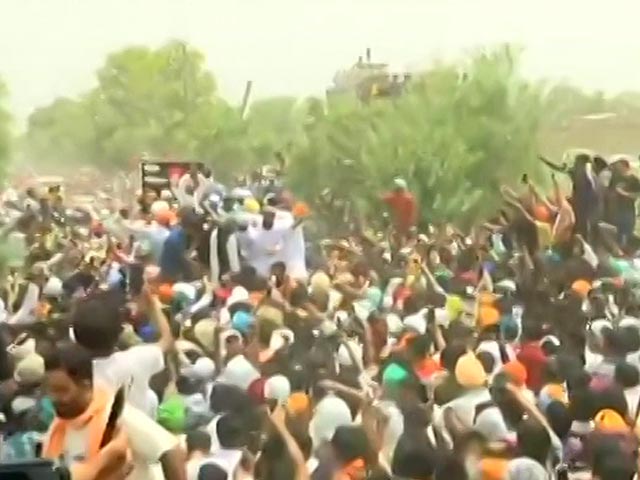 At Singer Sidhu Moose Wala's Funeral, Massive Crowd Of Fans, Supporters