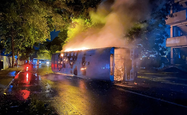 Sri Lanka Violence: झील में प्रदर्शनकारियों ने दिया धक्का, सांसद ने खुद को मारी गोली