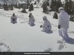 VIDEO: पहाड़ पर जमी बर्फ के बीच बचपन का दिलचस्प खेल खेलते दिखे ITBP के जवान VIDEO: पहाड़ पर जमी बर्फ के बीच बचपन का दिलचस्प खेल खेलते दिखे ITBP के जवान