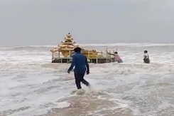 आंध्र में समुद्रतट पर आ पहुंचा रहस्यमयी सुनहरा रथ आंध्र में समुद्रतट पर आ पहुंचा रहस्यमयी सुनहरा रथ