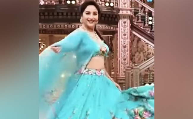 Just Madhuri Dixit Grooving To Alia Bhatt's Song <i>Meri Jaan</i>