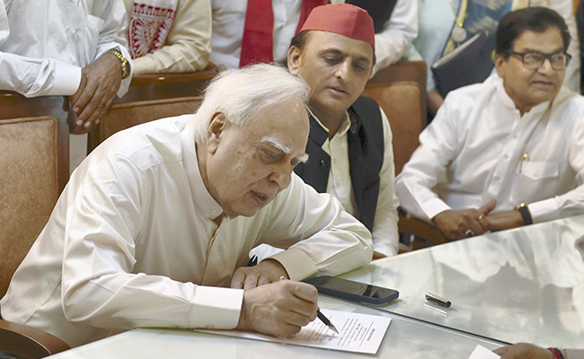 BJP से जुड़ते ही जितिन पर सिब्बल ने कसा था तंज, अब एक साल बाद 'प्रसाद' ने किया पलटवार