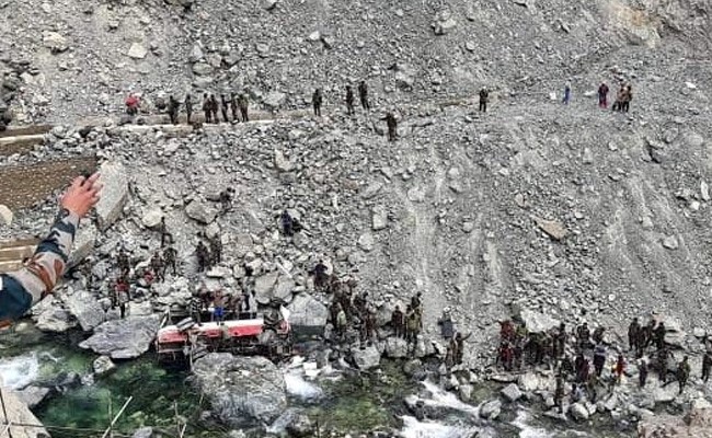 लद्दाख में 26 जवानों को ले जा रहा वाहन श्योक नदी में गिरा, 7 की मौत