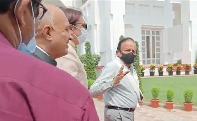 WATCH: दिल्ली के नए LG के शपथग्रहण समारोह से नाराज़ होकर बीच में लौटे हर्षवर्धन, कहा - "सांसदों के लिए भी..."