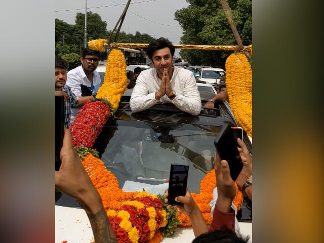 रणबीर कपूर का विशाखापट्टनम में विशाल माला से किया गया स्वागत