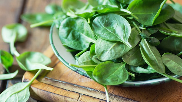 Constipation: Consume spinach and other fibre-rich foods to ensure proper digestion