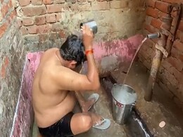 यूपी के मंत्री समर्थक के घर पर हैंडपंप से नहाते दिखे, कहा- योगी सरकार में कोई VIP कल्चर नहीं यूपी के मंत्री समर्थक के घर पर हैंडपंप से नहाते दिखे, कहा- योगी सरकार में कोई VIP कल्चर नहीं