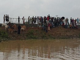 असम में बाढ़ से 8 लाख लोग प्रभावित, जान बचाकर रेल की पटरियों के भरोसे रह रहे 500 से ज्यादा परिवार असम में बाढ़ से 8 लाख लोग प्रभावित, जान बचाकर रेल की पटरियों के भरोसे रह रहे 500 से ज्यादा परिवार