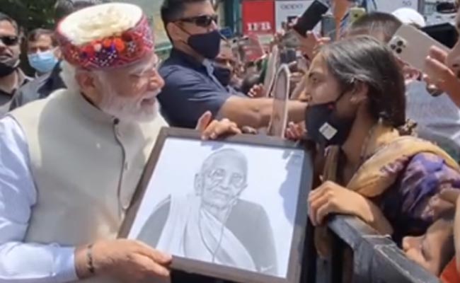 VIDEO: जब बच्ची से पेंटिंग लेने के लिए PM मोदी ने रास्‍ते में ही रुकवाई कार