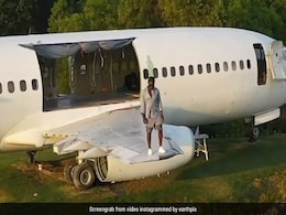 विमान के पंख पर चलते हुए शख्स ने खिंचवाई फोटो, खतरनाक Video देख डर से चीख पड़ेंगे आप विमान के पंख पर चलते हुए शख्स ने खिंचवाई फोटो, खतरनाक Video देख डर से चीख पड़ेंगे आप