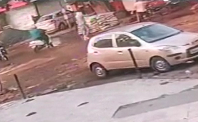 दिल्ली के शाहदरा इलाके में स्कूटी सवार बदमाशों ने दिनदहाड़े दागीं ताबड़तोड़ गोलियां, पुलिस पर भी निशाना