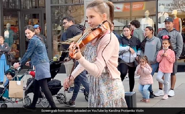 पुष्पा के ऊ अंटावा के बाद अब इस लड़की ने अमेरिका की सड़कों पर बजाया बीस्ट का अरेबिक कुथू सॉन्ग, काम-धाम छोड़ एकटक देखते रहे गए लोग