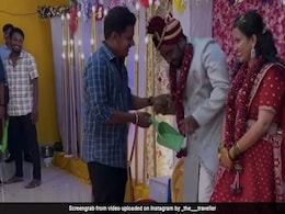 जिगरी दोस्तों ने शादी में दोस्त को दिए ऐसे तोहफे की सरेआम शर्मिंदा हो गया दूल्हा, बीवी की शक्ल देख पकड़ लिया अपना सिर जिगरी दोस्तों ने शादी में दोस्त को दिए ऐसे तोहफे की सरेआम शर्मिंदा हो गया दूल्हा, बीवी की शक्ल देख पकड़ लिया अपना सिर