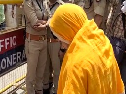 काशी विश्वनाथ मंदिर के गेट के सामने बैठकर नमाज पढ़ने लगी महिला, पुलिस ने थाने ले जाने के बाद छोड़ा काशी विश्वनाथ मंदिर के गेट के सामने बैठकर नमाज पढ़ने लगी महिला, पुलिस ने थाने ले जाने के बाद छोड़ा