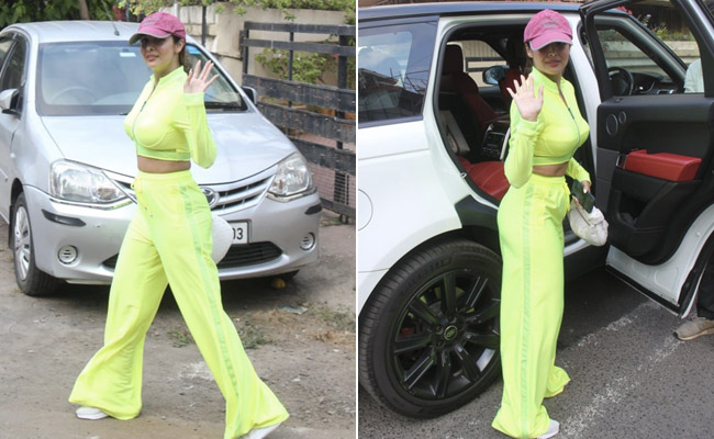 Celebrity fashion: नियॉन कलर की ड्रेस में मलाइका अरोड़ा लग रही हैं कूल एंड स्टाइलिश