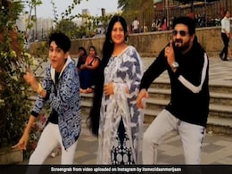 बाप और बेटे ने गोविंदा के गाने पर किया तड़कता भड़कता डांस, फैंस की नजरें मम्मी पर टिकी रह गईं बाप और बेटे ने गोविंदा के गाने पर किया तड़कता भड़कता डांस, फैंस की नजरें मम्मी पर टिकी रह गईं
