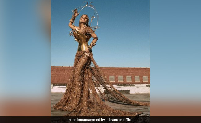 Met Gala 2022: Natasha Poonawalla's "Gilded Glamour" In A Sabyasachi <i>Saree</i>