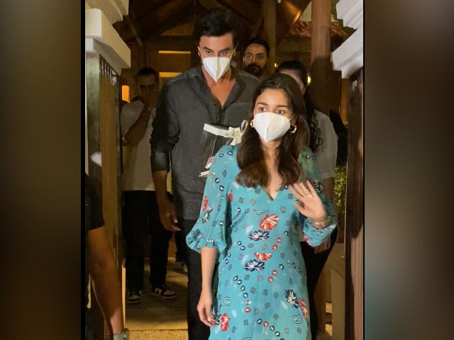 मुंबई में पति रणबीर के संग दिखी आलिया भट्ट