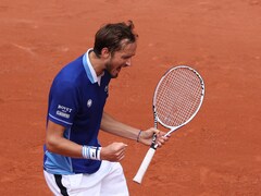 Daniil Medvedev Eases Into French Open Last 32