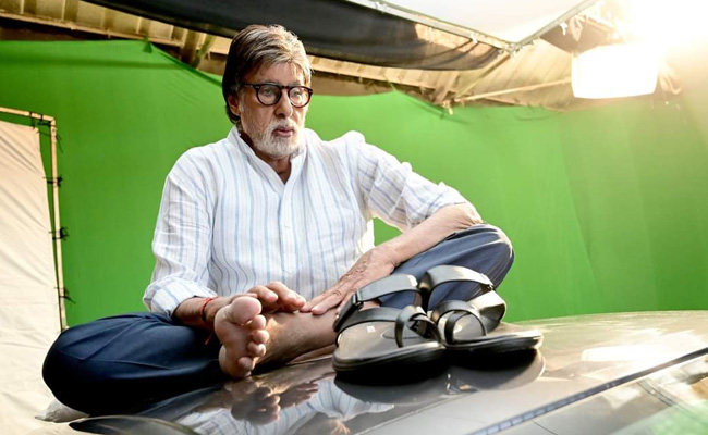 अमिताभ बच्चन कार की छत पर पालथी मार कर बैठे तो फैंस बोले - बस अब कमला पसंद न खा लेना