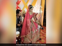 दोस्तों ने स्टेज पर नहीं छोड़ी जगह, तो दूल्हे की गोद में ही बैठ गई दुल्हन, देखकर हैरान रह गए सभी लोग - देखें Video दोस्तों ने स्टेज पर नहीं छोड़ी जगह, तो दूल्हे की गोद में ही बैठ गई दुल्हन, देखकर हैरान रह गए सभी लोग - देखें Video