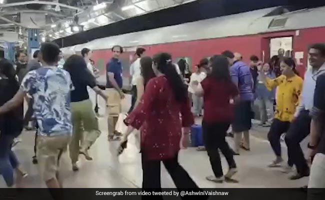 समय से पहले पहुंची ट्रेन तो खुशी से झूम कर 'गरबा' करने लगे यात्री, रेल मंत्री ने कहा- Happy Journey!