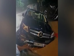 भारी बारिश से बेंगलुरु पानी-पानी, जगह-जगह हुआ जलभराव, सड़क में फंसी मर्सिडीज कार भारी बारिश से बेंगलुरु पानी-पानी, जगह-जगह हुआ जलभराव, सड़क में फंसी मर्सिडीज कार