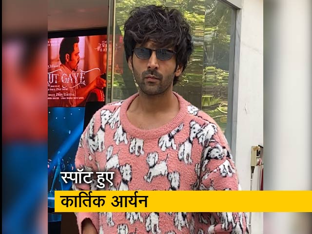 कार्तिक आर्यन ने पिंक टी-शर्ट में दिए डैशिंग लुक