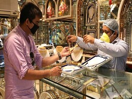 Gold Price Today: आज फिर सस्ता हुआ सोना, फटाफट करें खरीदारी, जानें लेटेस्ट रेट्स Gold Price Today: आज फिर सस्ता हुआ सोना, फटाफट करें खरीदारी, जानें लेटेस्ट रेट्स