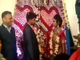 दूल्हे की मिठाई को दुल्हन ने मेहमानों पर फेंका, तो दूल्हे ने पानी पीने से कर दिया मना, गुस्से में लड़की ने जो किया देख भाग खड़े हुए लोग दूल्हे की मिठाई को दुल्हन ने मेहमानों पर फेंका, तो दूल्हे ने पानी पीने से कर दिया मना, गुस्से में लड़की ने जो किया देख भाग खड़े हुए लोग