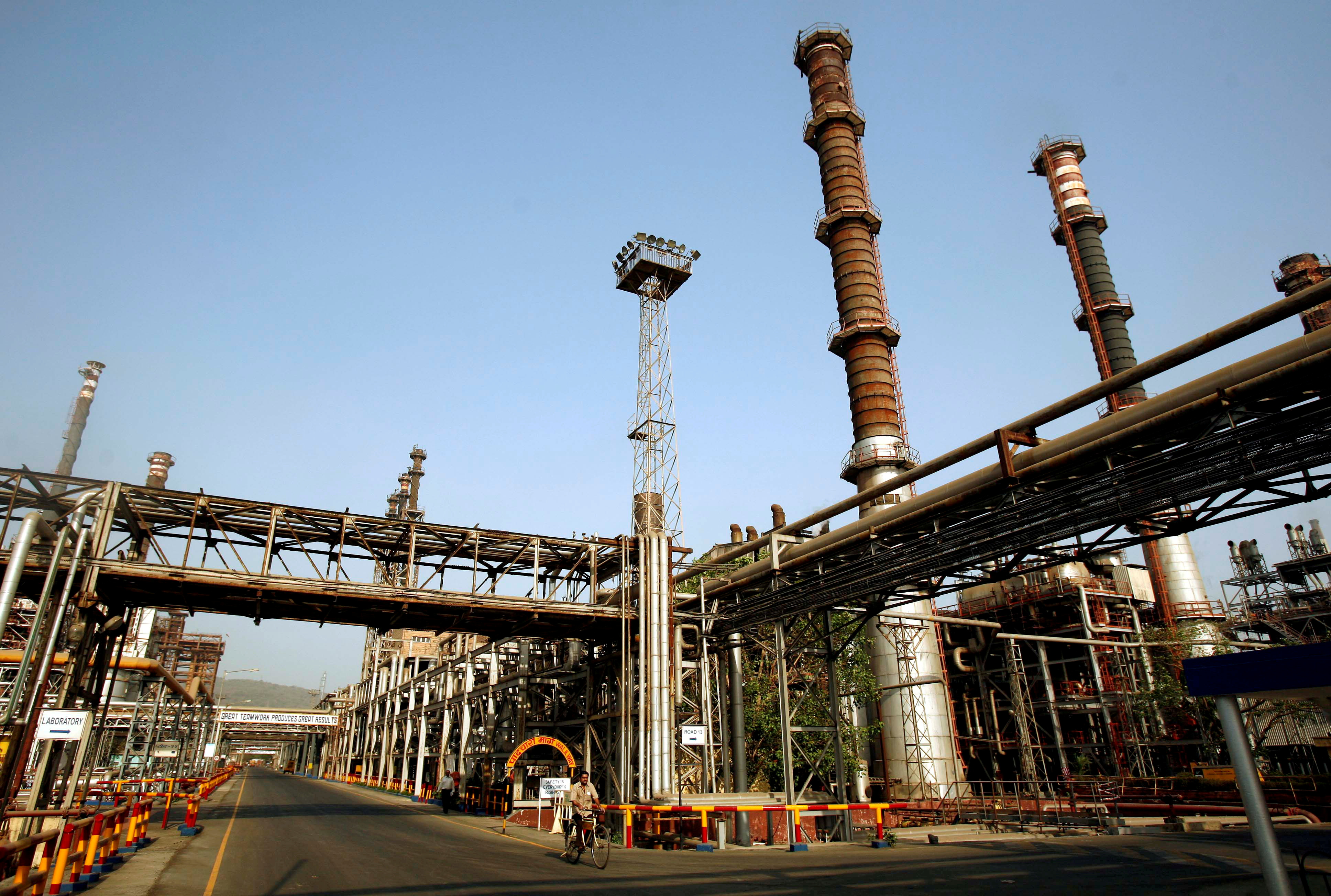 Opinion: India Gorges On Cheap Russian Crude, But There's A Big Risk