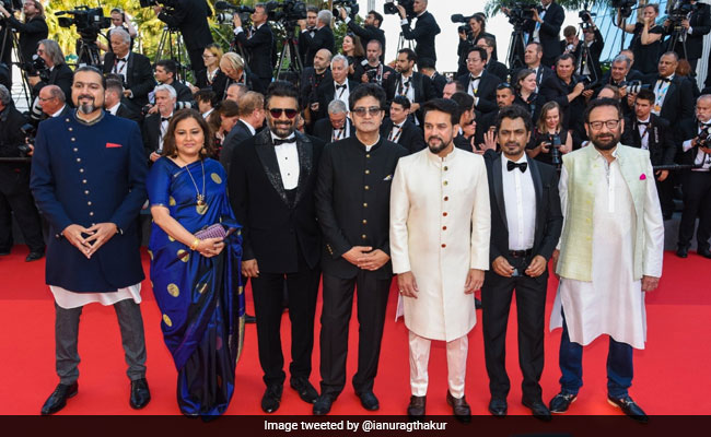 'PM नरेंद्र मोदी का सपना' पूरा करने कान्स पहुंचे केंद्रीय मंत्री अनुराग ठाकुर, रेड कार्पेट पर आए नज़र