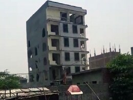 दिल्ली के कई इलाकों में चला MCD का बुलडोज़र, मदनपुर खादर में 6-मंज़िला इमारत ढहाई गई दिल्ली के कई इलाकों में चला MCD का बुलडोज़र, मदनपुर खादर में 6-मंज़िला इमारत ढहाई गई