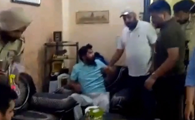 Minorities Panel Seeks Report On BJP Leader's Turban Row During Arrest