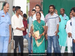 रेलवे प्लेटफ़ॉर्म पर कपड़े धोने वाली महिला को राजद ने बनाया विधान परिषद का उम्मीदवार, चौतरफा चर्चा रेलवे प्लेटफ़ॉर्म पर कपड़े धोने वाली महिला को राजद ने बनाया विधान परिषद का उम्मीदवार, चौतरफा चर्चा