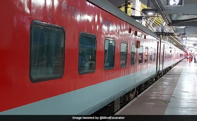 ट्रेन पकड़ने के लिए 1 घंटे पहले ही स्टेशन पहुंच गया शख्स, पूछा ऐसा सवाल, लोगों ने शेयर किए दिलचस्प किस्से