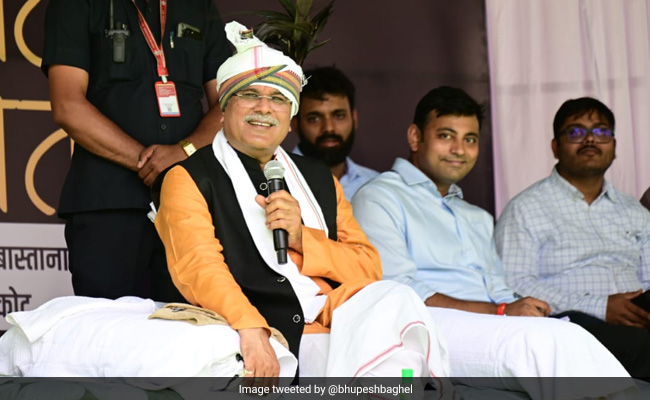 Chhattisgarh Chief Minister Offers 11 Km Long <i>Chunri</i> At Dantewada Temple