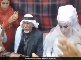 28 बीवियों, 35 बच्चों और 128 नाती-पोतों के सामने 37वीं शादी, लोग बोले- 'यहां एक ही संभालना मुश्किल है' 28 बीवियों, 35 बच्चों और 128 नाती-पोतों के सामने 37वीं शादी, लोग बोले- 'यहां एक ही संभालना मुश्किल है'