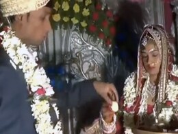 वरमाला में दुल्हन के हाथ से मिठाई खाने से दूल्हे ने किया इनकार, खुद खिलाने लगा तो लड़की ने जो किया देख उड़ गए लोगों के तोते  वरमाला में दुल्हन के हाथ से मिठाई खाने से दूल्हे ने किया इनकार, खुद खिलाने लगा तो लड़की ने जो किया देख उड़ गए लोगों के तोते