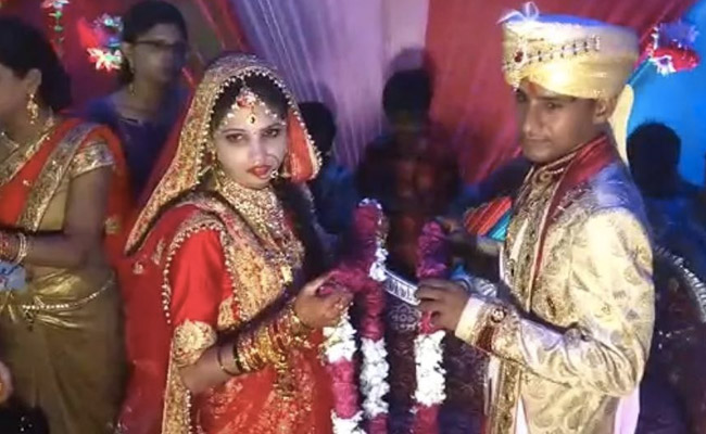 वरमाला पर शख्स ने गोद में उठा ली दुल्हन तो देखते रह गया दूल्हा, फिर गुस्से में लड़की ने किया कुछ ऐसा कि लोगों ने कहा- दबंग दुल्हन