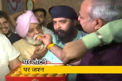 भाजपा नेता तेजिंदर बग्गा के घर लौटने पर जश्न का माहौल भाजपा नेता तेजिंदर बग्गा के घर लौटने पर जश्न का माहौल
