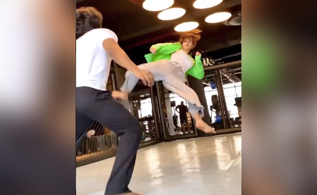फिटनेस फ्रीक Disha Patani ने अपने जिम ट्रेनर को पटखनी देकर किया चारों खाने चित, जमकर चले लात-घूसे, देखें Video