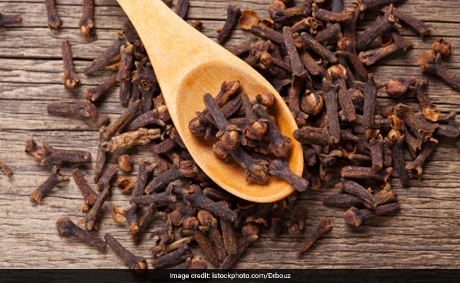 लौंग खाने के फायदे-नुकसान | Benefits and Side Effects of Cloves