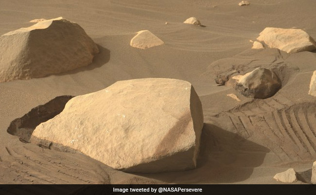 NASA Rover Makes "Accidental Zen Art" As It Drives On Martian Surface