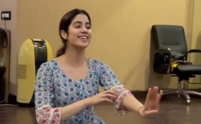 Janhvi Kapoor Recreates Rekha's Iconic Song <i>In Ankhon Ki Masti</i>. Cousin Shanaya Kapoor Reacts